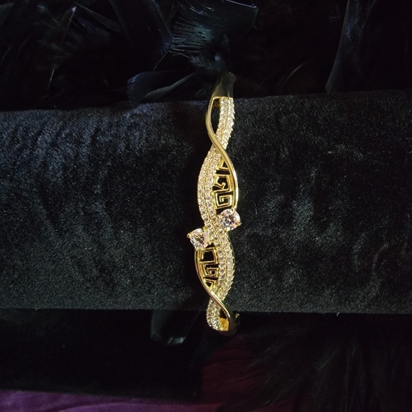 Beautiful 14k Gold Plated Stainless Steel Bracelet - Picture 3 of 6